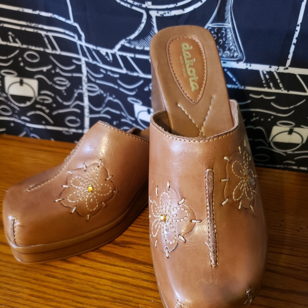 Dakota leather clogs